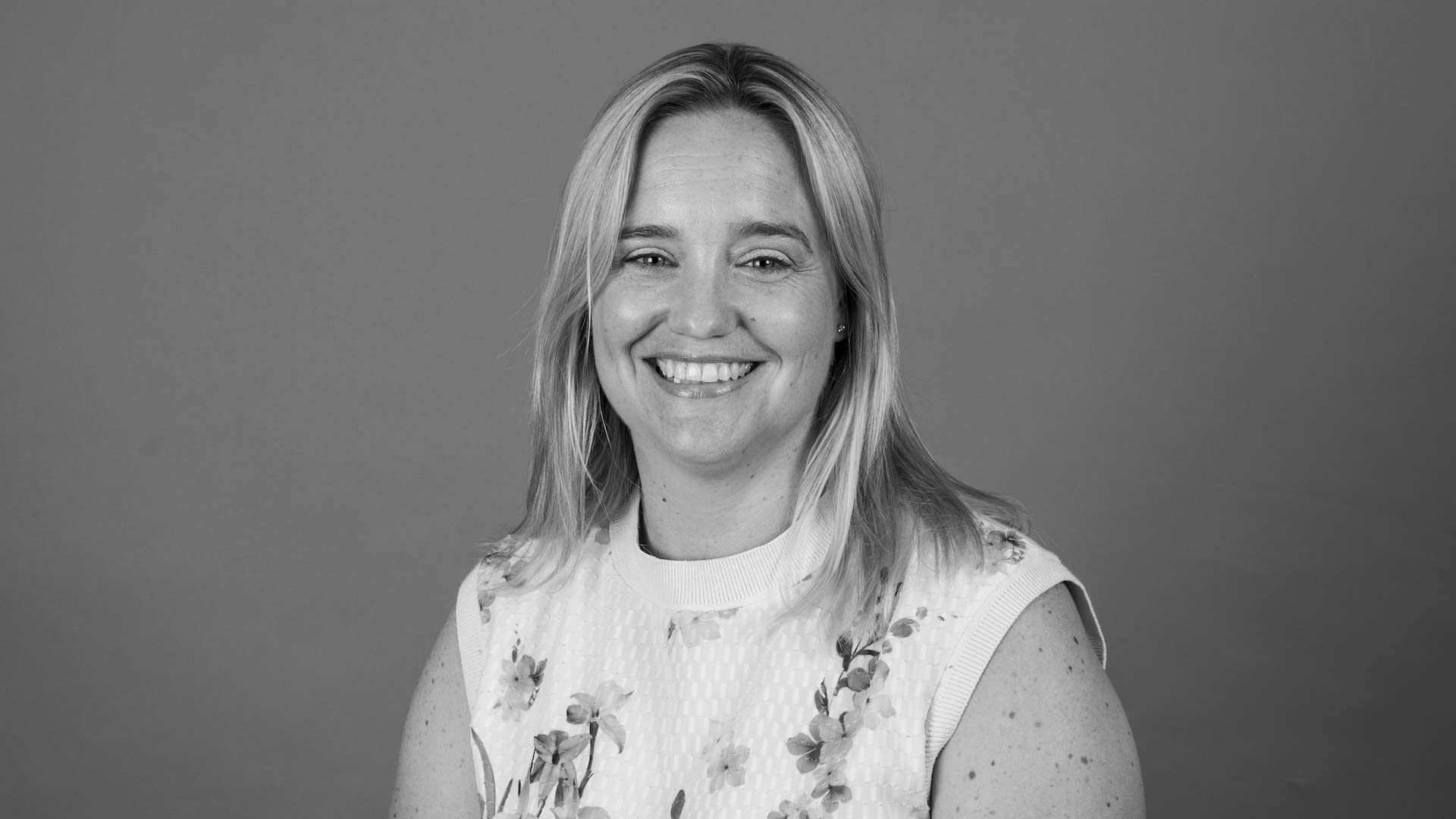 A black and white photo of Lizi Bedford