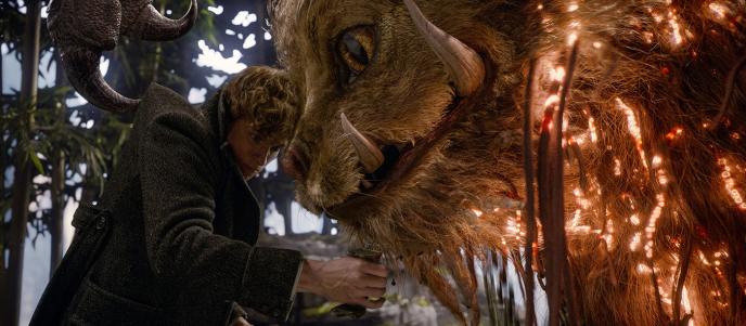 Newt Scamander comforts a Zouwu