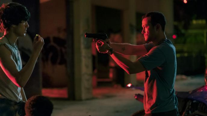 Joseph Gordon Levitt's character points a gun