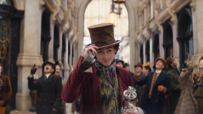 Timothee Chalamet as Willy Wonka, tipping his hat in acknowledgement