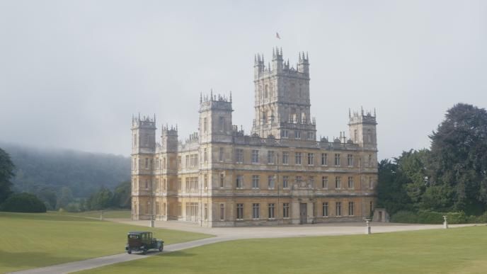 A car approaches Downton Abbey