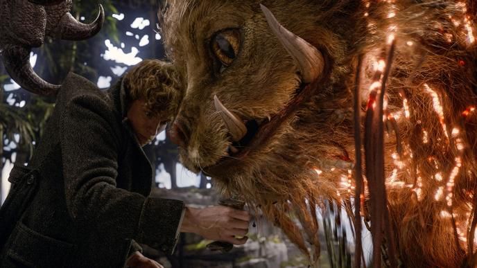 Newt Scamander comforts a Zouwu