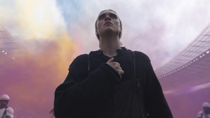 Haymitch grabbing his keepsake in the Tribute Parade